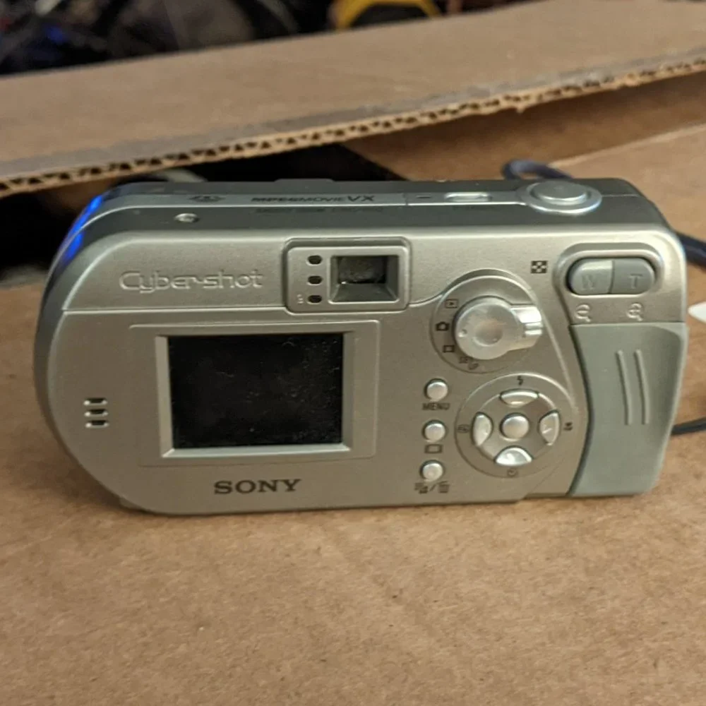 SONY CYBER SHOT DSC P92 5 MEGA PIXELPOINT N SHOOT DIGITAL CAMERA / MPEGMOVIE VX
